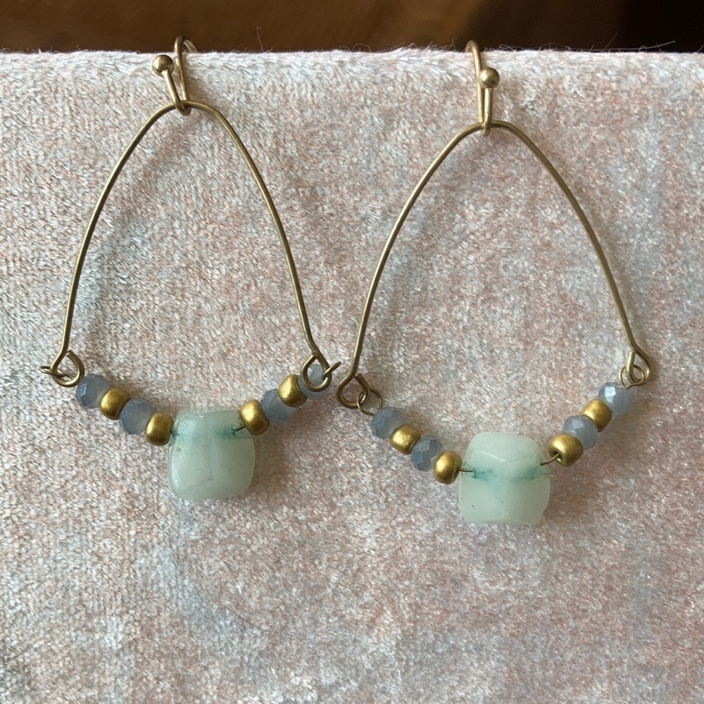 NWOT ANTHROPOLOGIE Beaded Stone Gold Plated Earrings